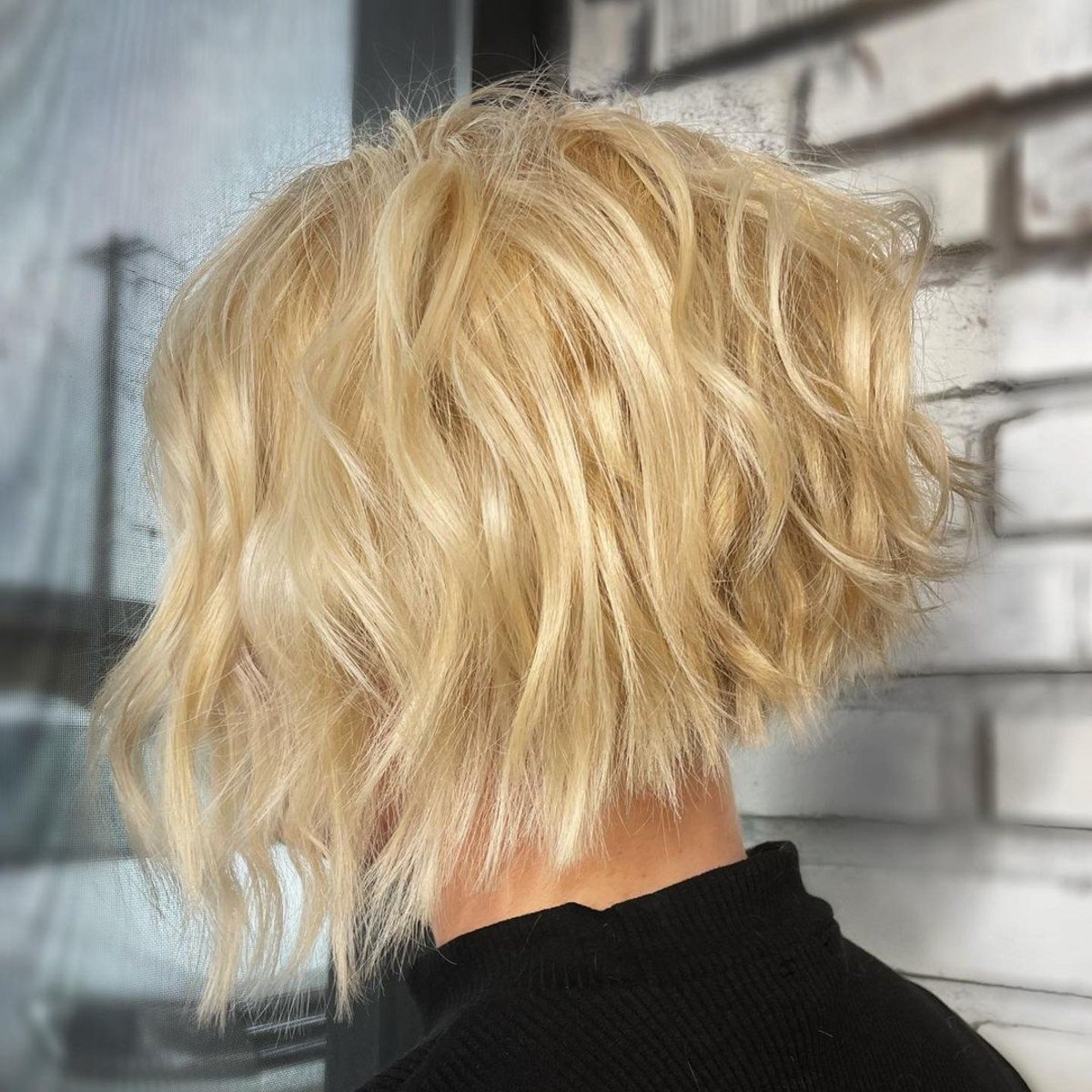 Coiffure blonde désordonnée