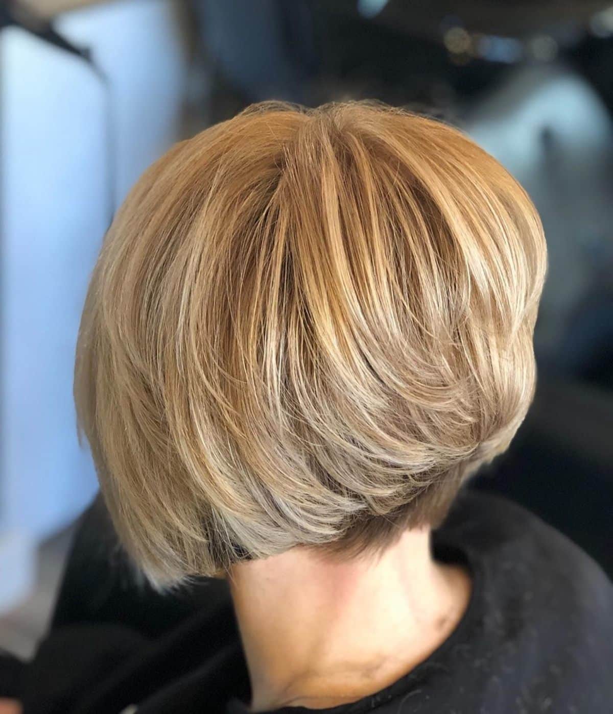 Coupe de cheveux dégradée sur cheveux blonds
