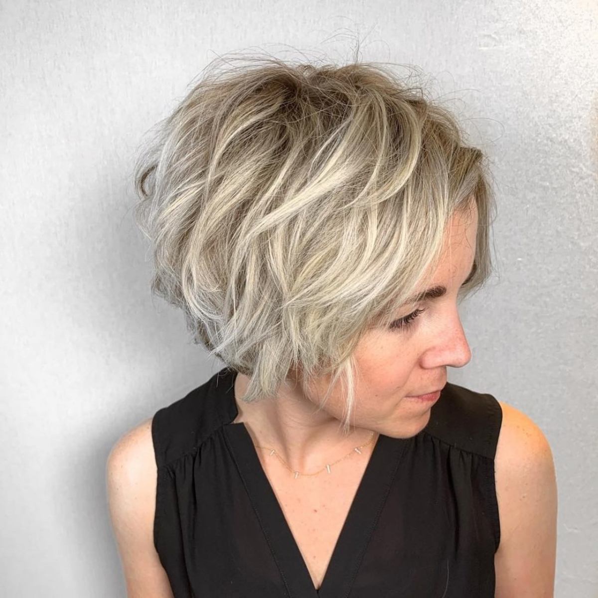 Bob hirsute texturé pour cheveux blonds et fins