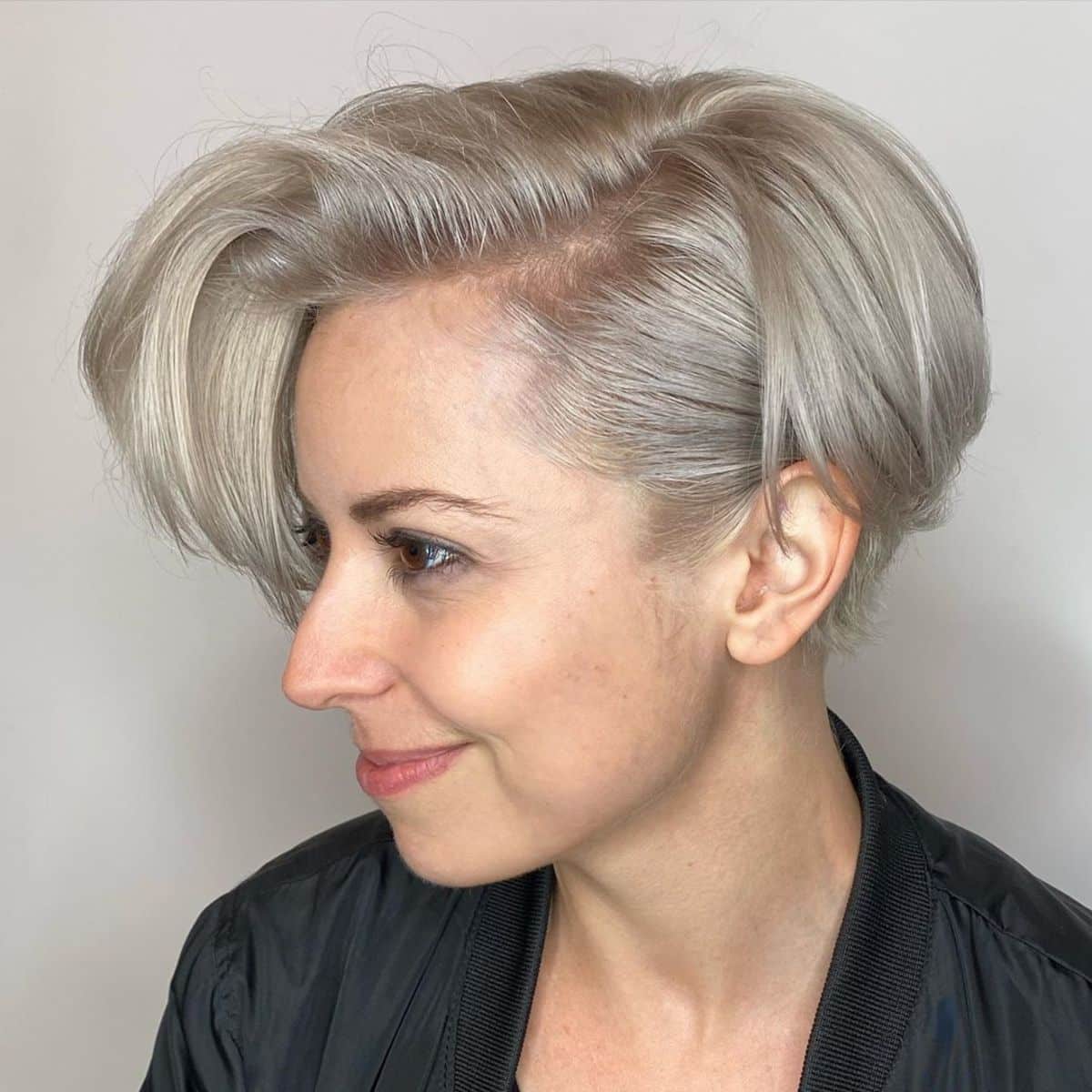 Coiffure très courte et ondulée