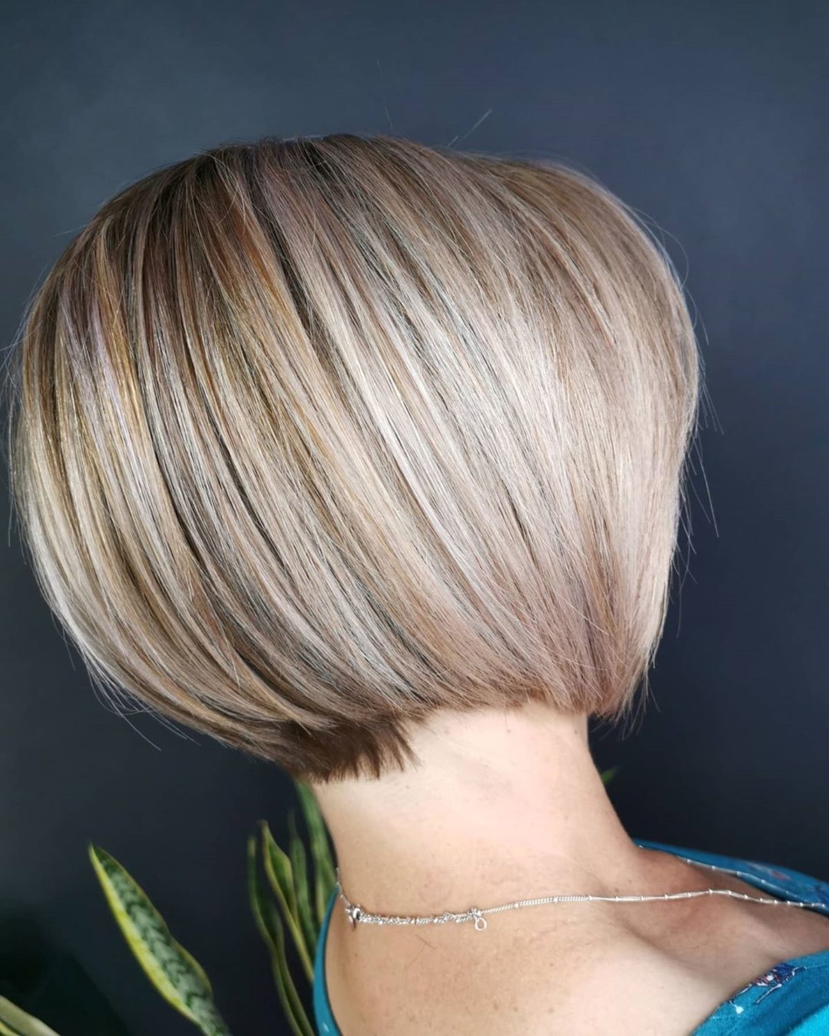 Bob concave avec des mèches blondes chaudes et froides