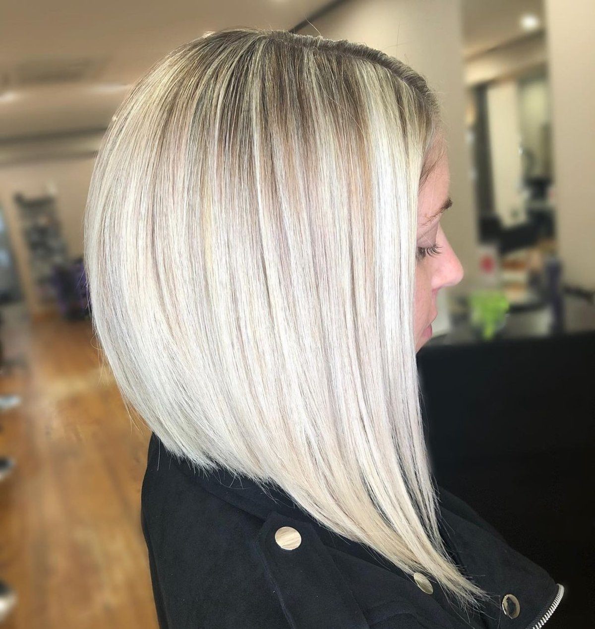 Bob blond balayage avec des racines foncées