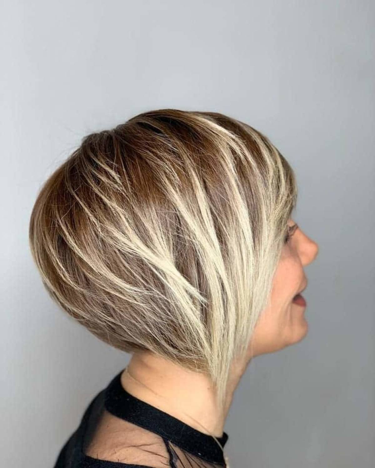 Coupe de cheveux blond foncé à blond clair avec effet d'ombre