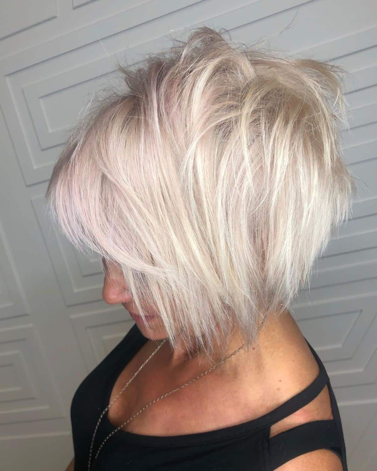 La coupe de cheveux blond platine chic