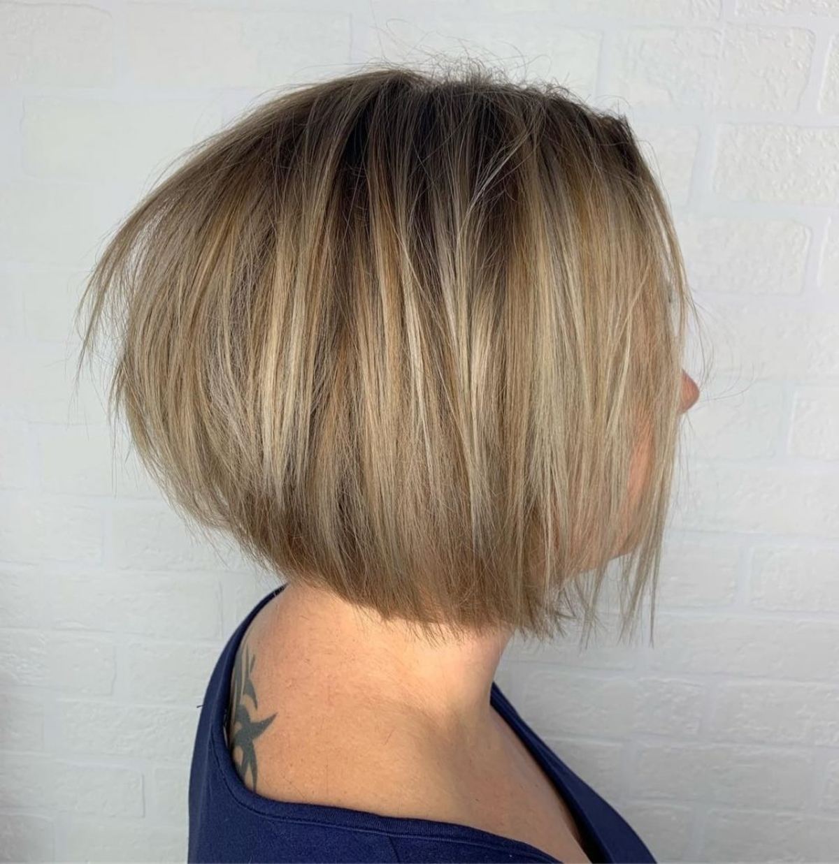 Le Bob à étages des blondes courtes
