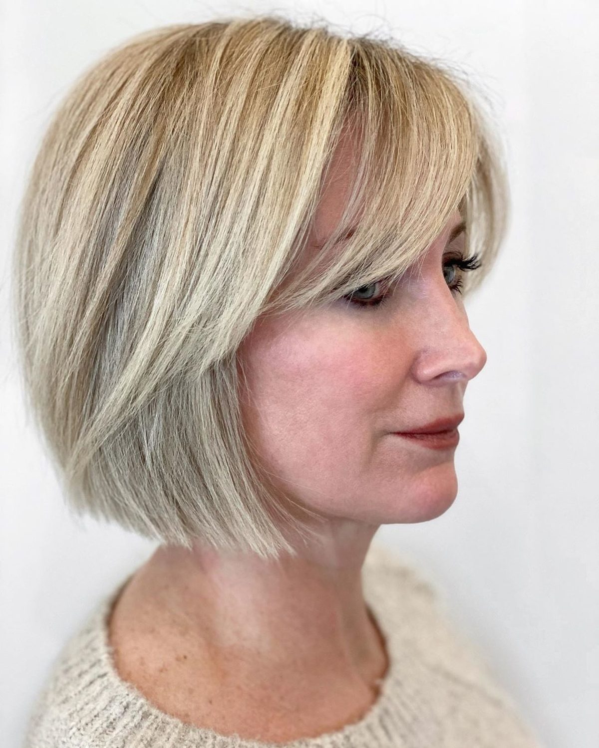 Bob blond avec frange sur cheveux raides