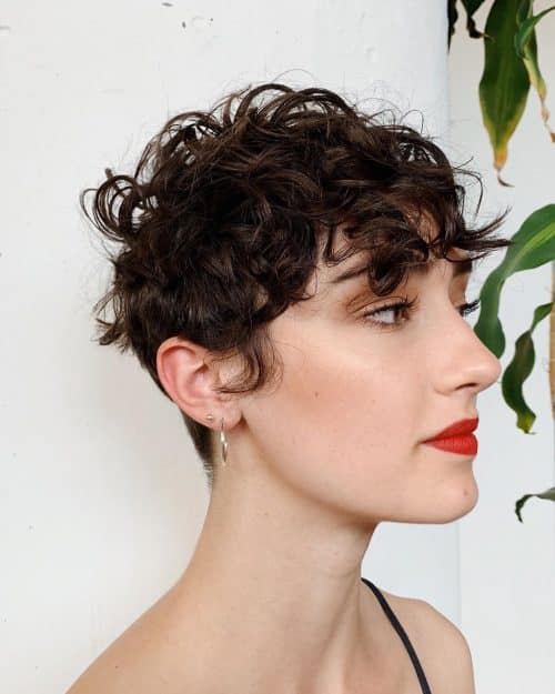 cheveux courts et bouclés avec une frange épaisse