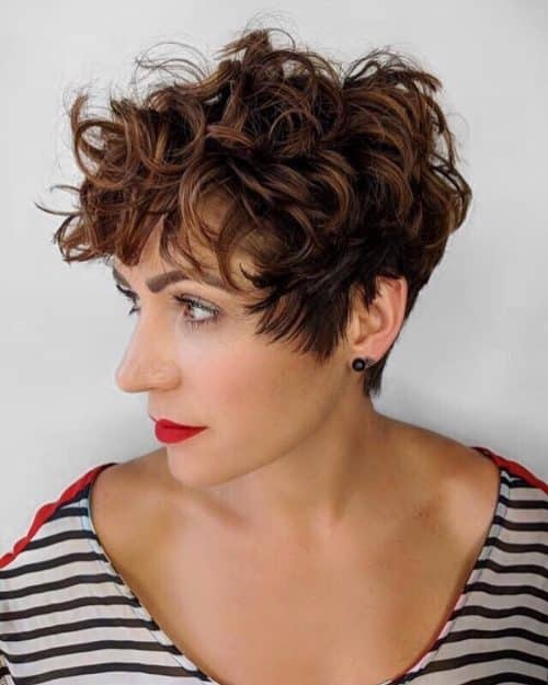 cheveux bouclés très courts avec frange