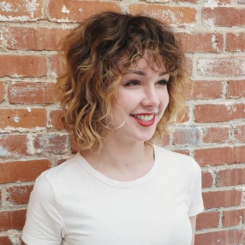 cheveux courts et bouclés avec une frange arrondie