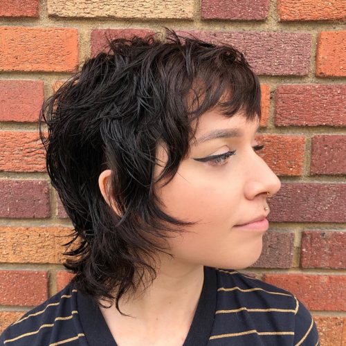 cheveux courts bouclés avec frange de bébé