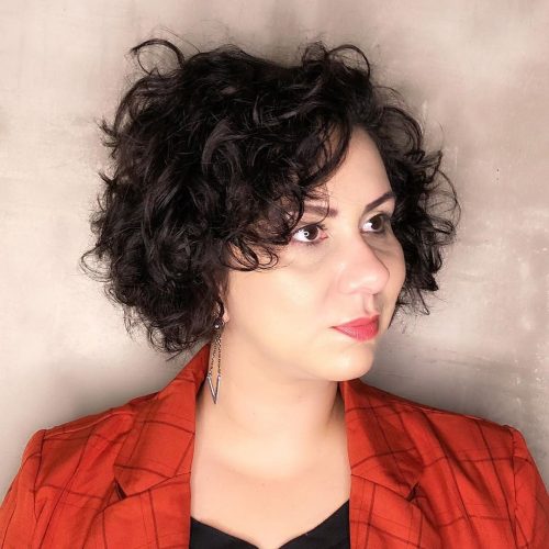 cheveux courts et bouclés avec frange latérale