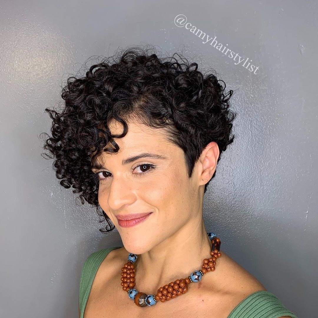 coupe pixie bouclée avec longue frange bouclée