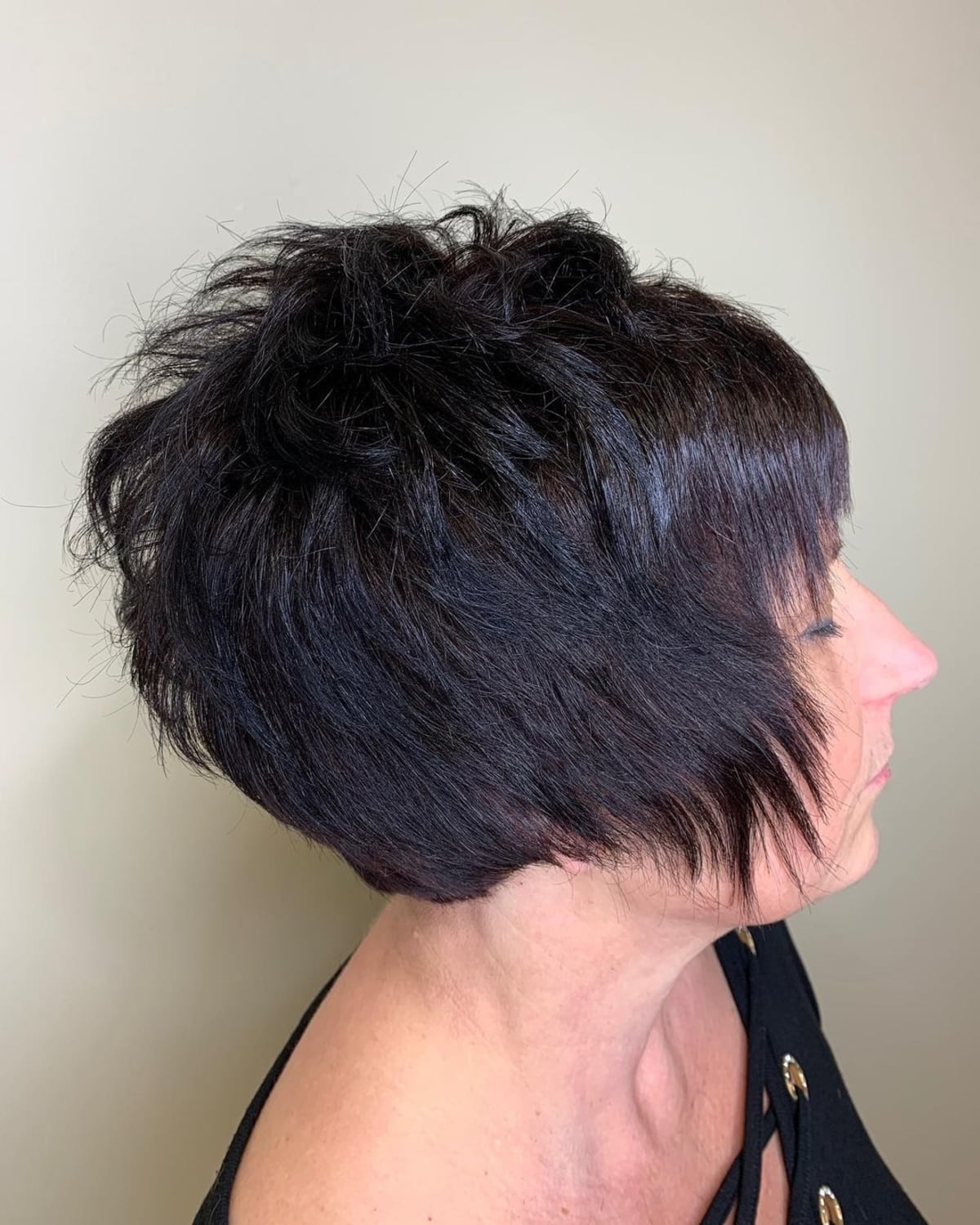 Une coupe de cheveux à l'allure plus jeune, audacieuse et élégante.