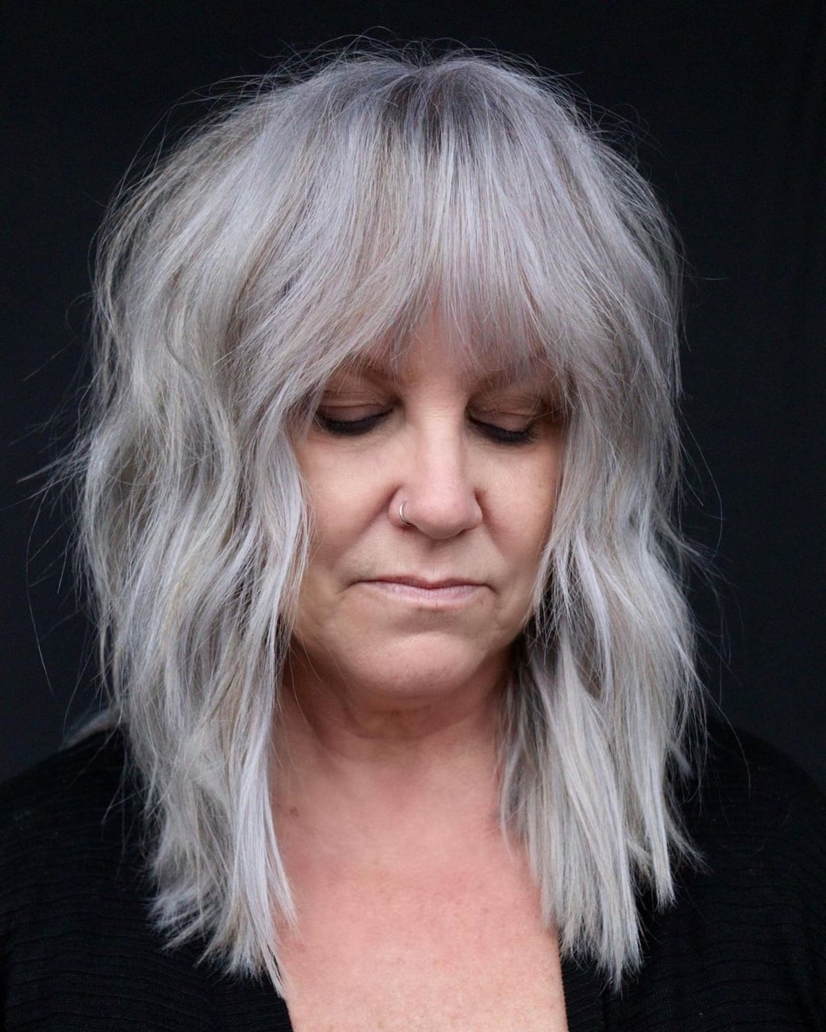 Coupe de cheveux à poils longs pour les femmes de plus de 60 ans.