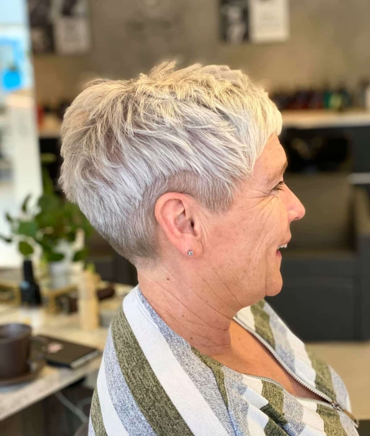 Sous-coupe pixie pour les femmes aux cheveux gris.