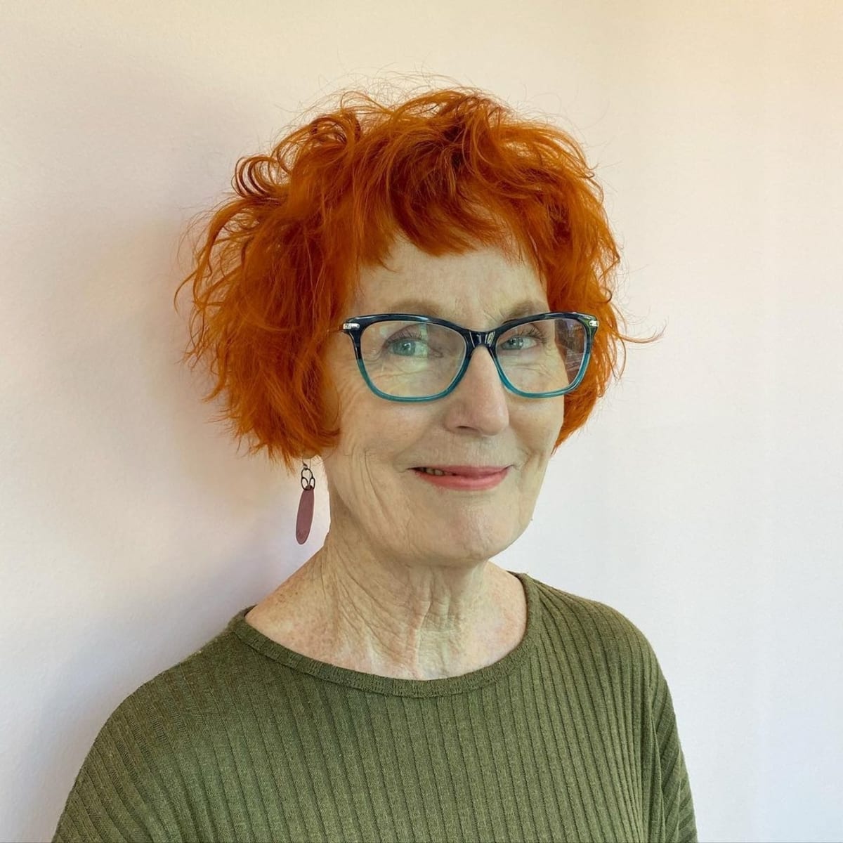 Bob court hirsute pour les plus de 60 ans avec une couleur jeune.