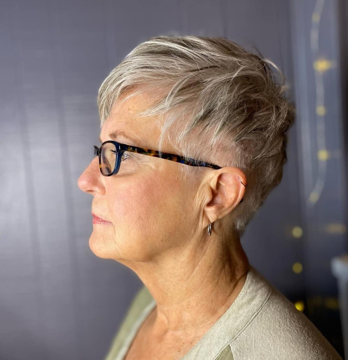 Pixie Edgy pour les femmes de plus de 60 ans avec des lunettes.