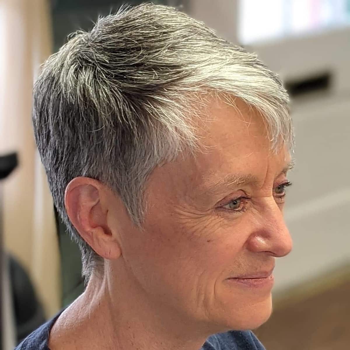 Coupe de rasoir audacieuse pour les femmes plus âgées