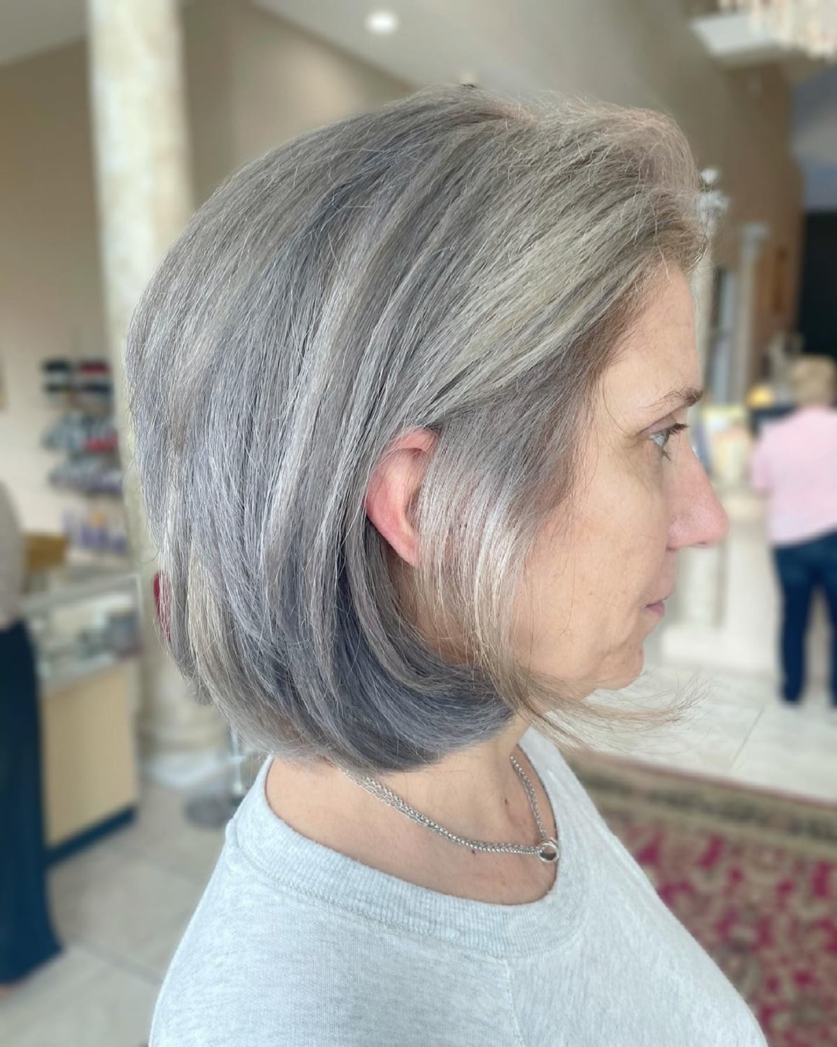 long-bob-pour-les-femmes-de-60-ans.jpg