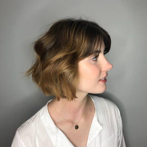 Coupe courte ondulée avec frange