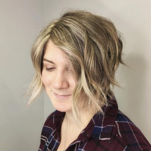 Coupe courte blonde ondulée