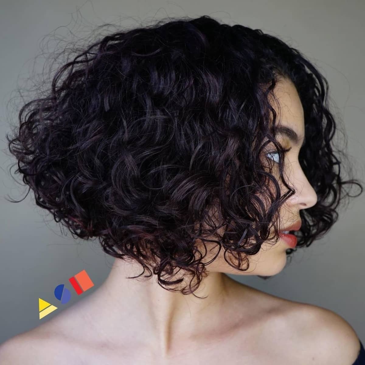 Permanente spirale empilée sur cheveux courts