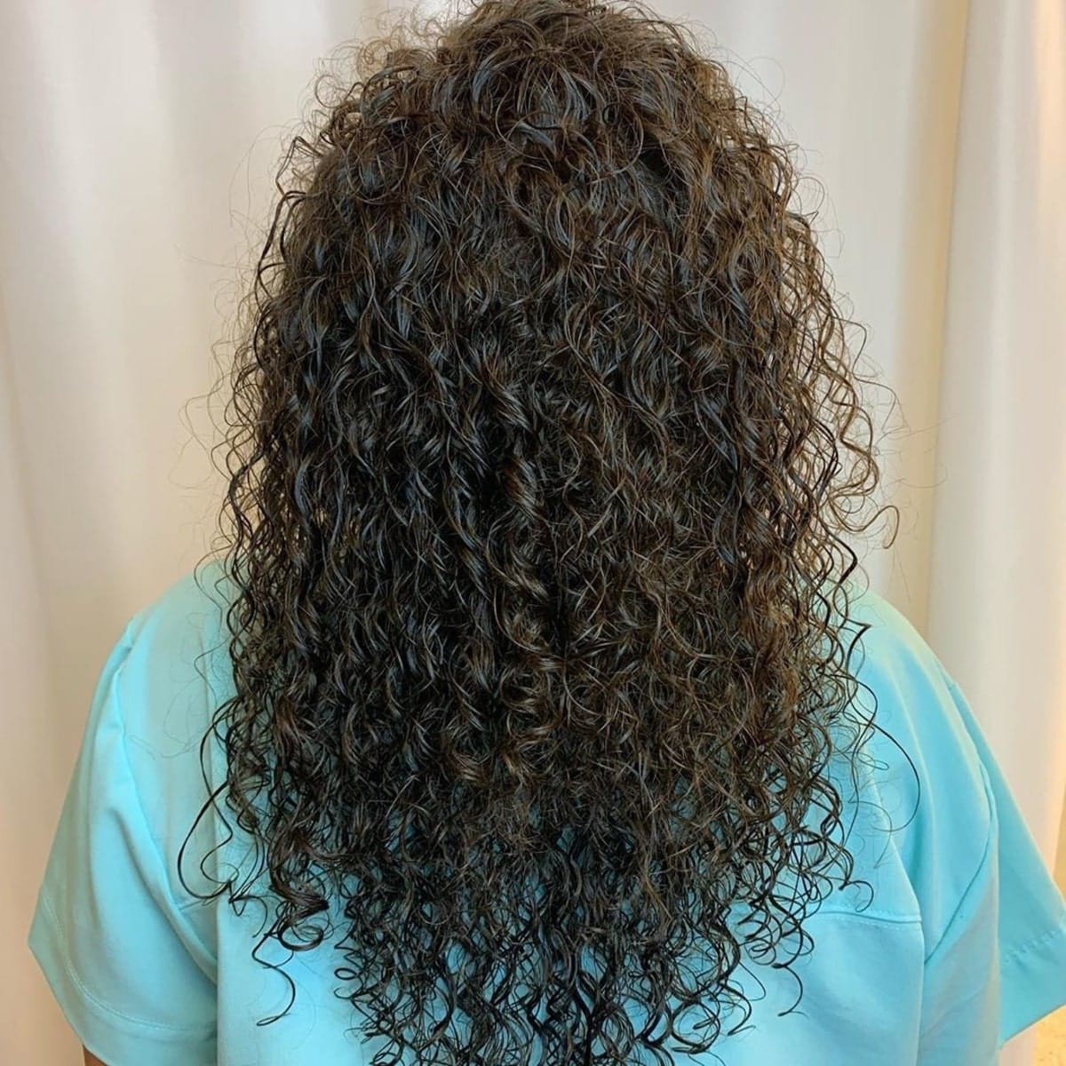 permanente spirale serrée sur cheveux longs