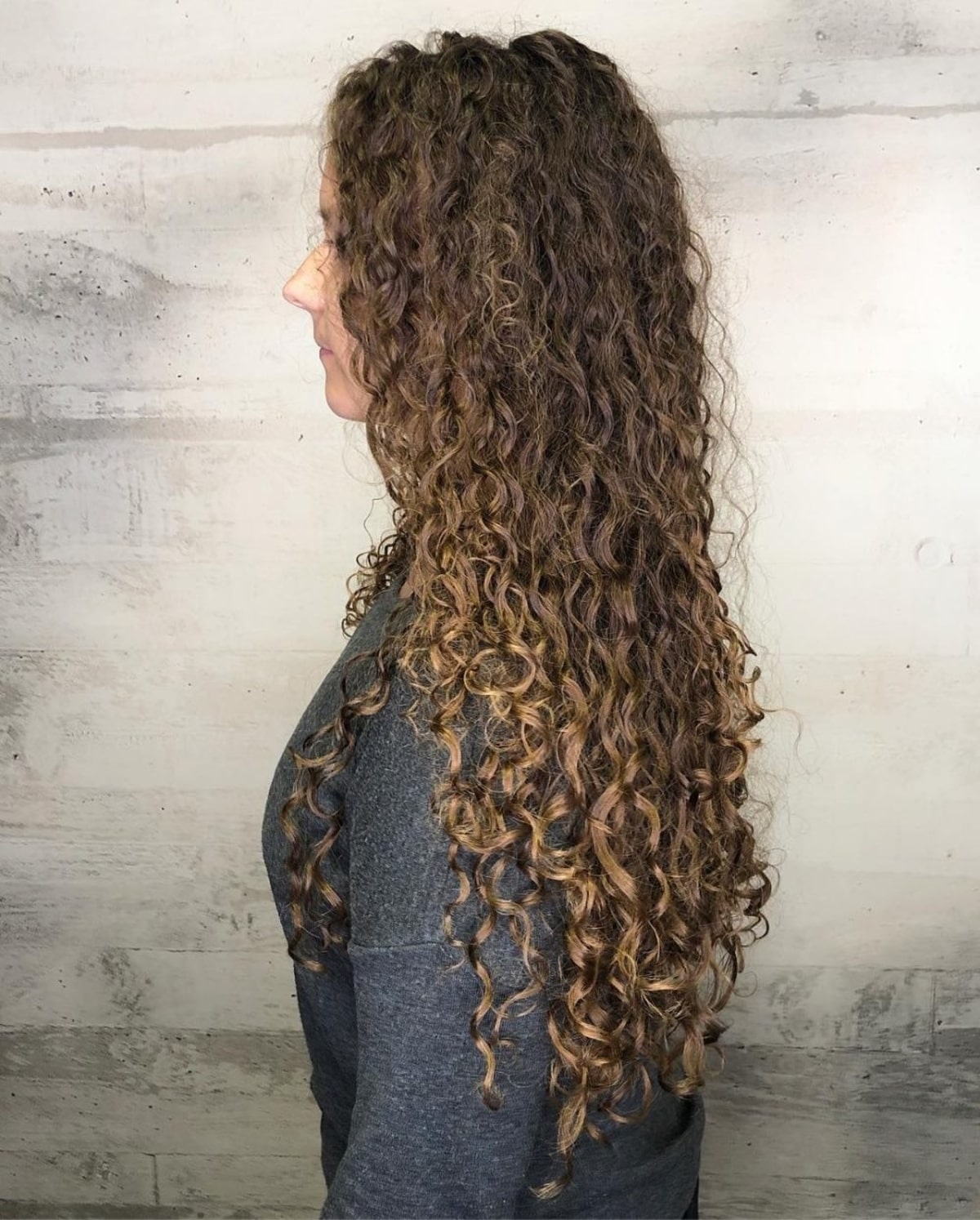 permanente spirale de boucles lâches sur cheveux longs