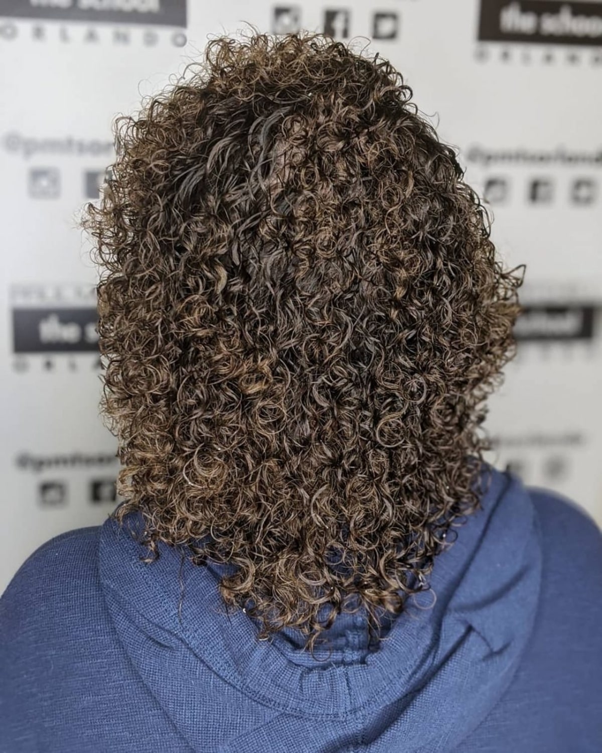 permanente spirale douce sur cheveux mi-longs