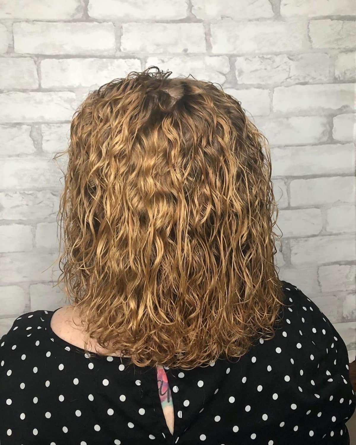permanente spirale sur cheveux mi-longs