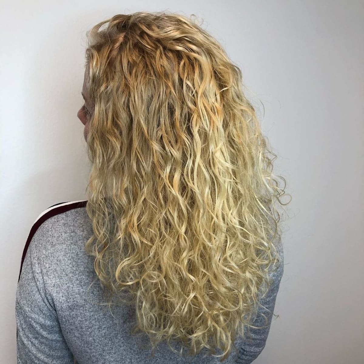 permanente ondulée en spirale sur cheveux blonds
