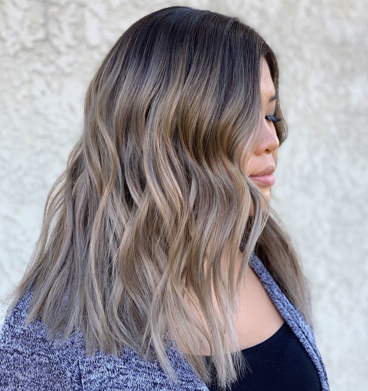 cheveux bruns clairs cendrés pour femme asiatique