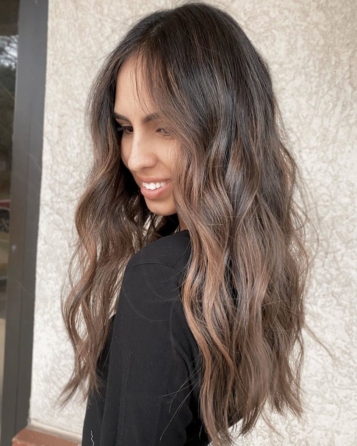 cheveux châtain clair cendré sur peau foncée