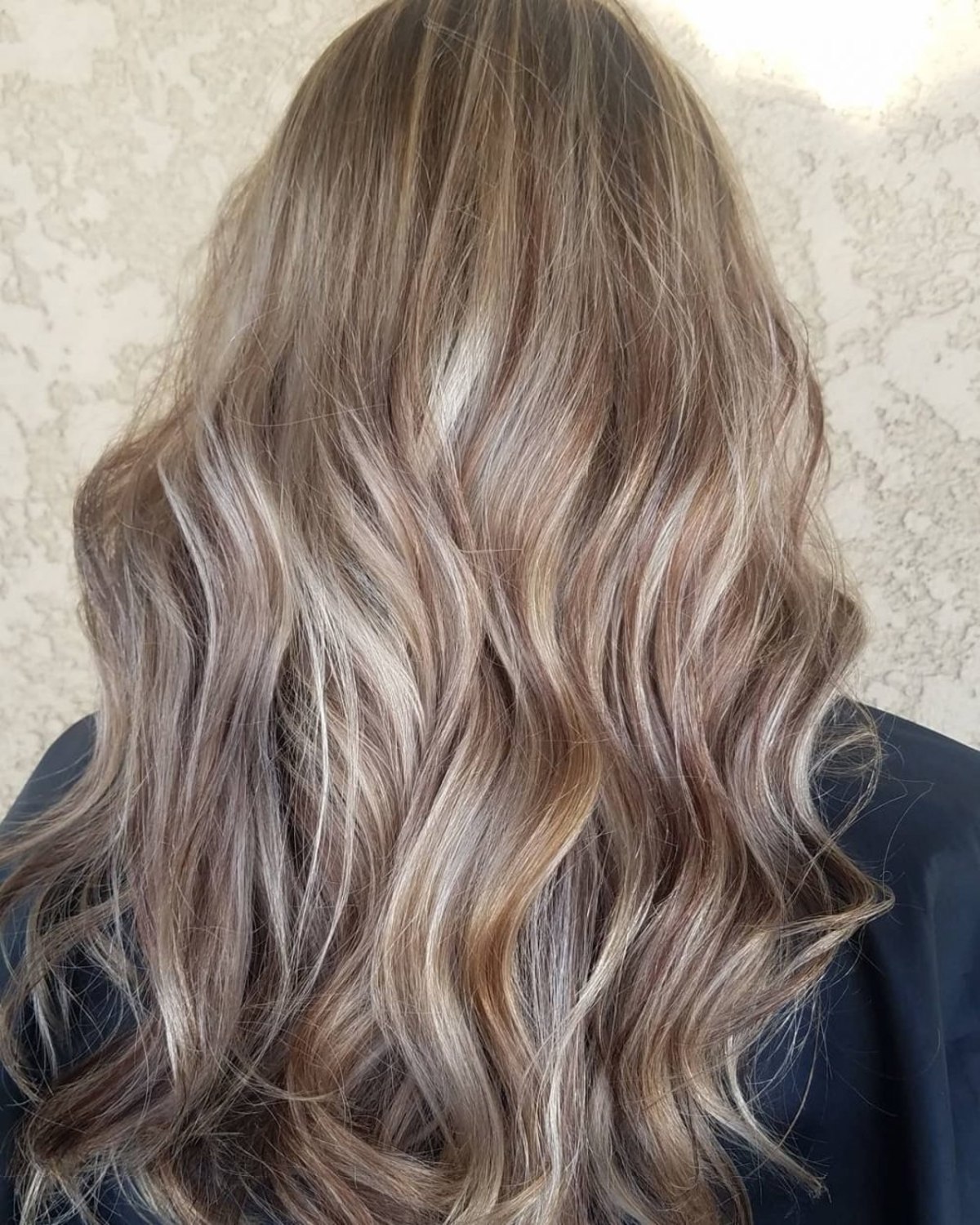 cheveux châtain cendré clair avec des reflets platine