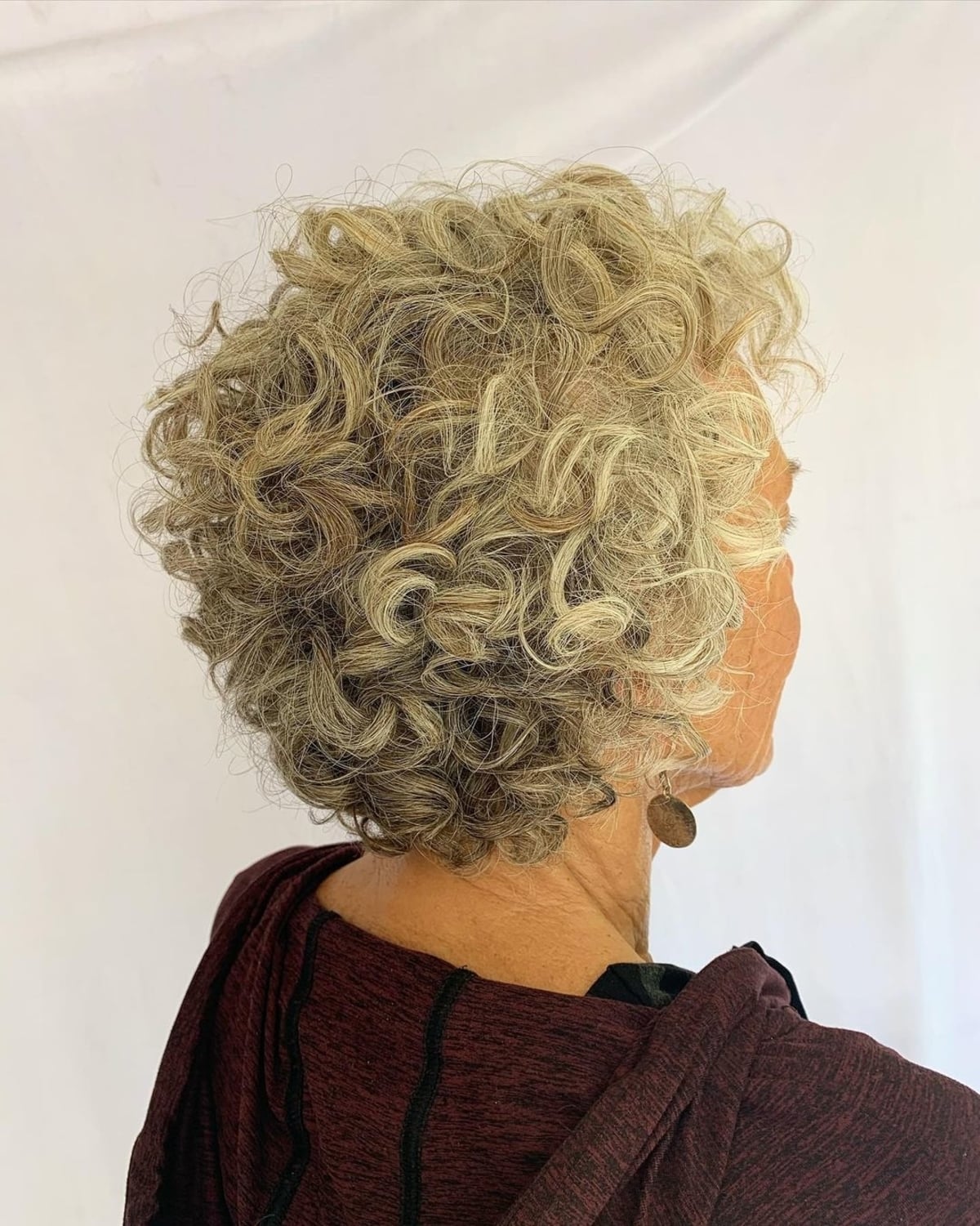 Coupe pixie longue pour les femmes plus âgées