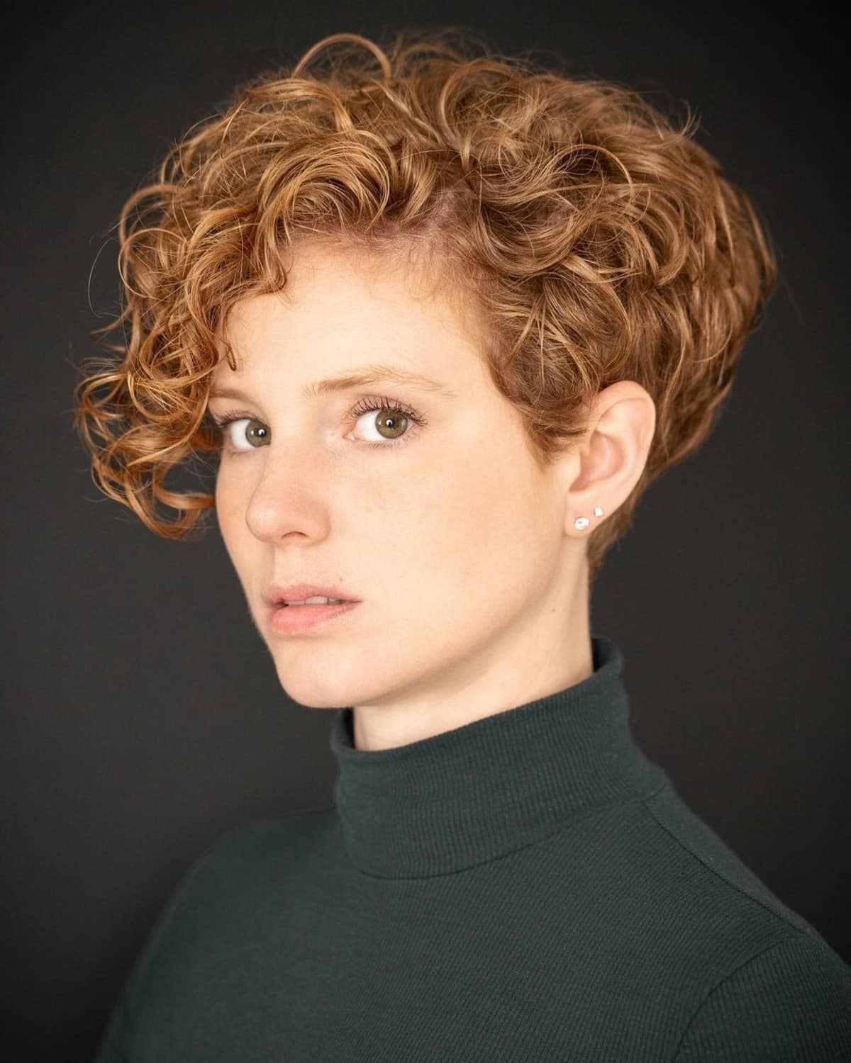 Coupe pixie longue ondulée avec boucles