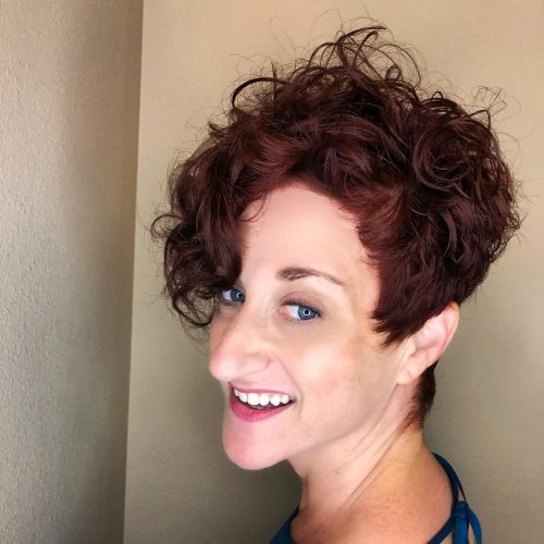 Les longs cheveux bouclés