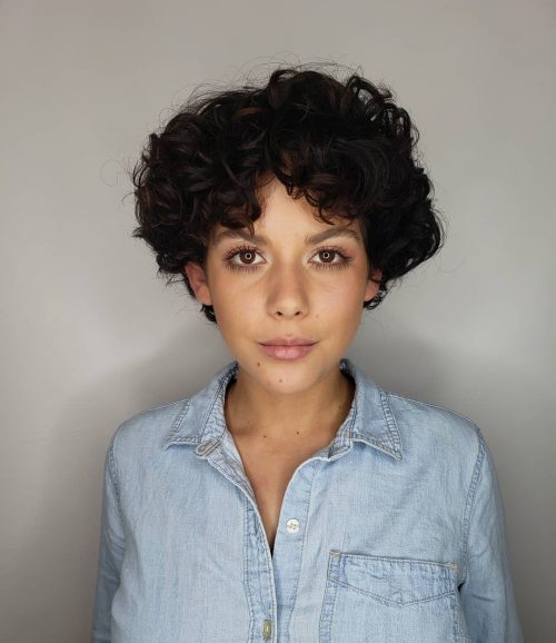 Pixie idéale pour les cheveux épais et bouclés
