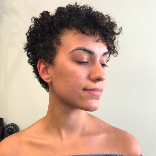 Pixie mignonne pour cheveux naturellement bouclés