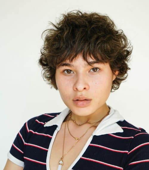 Pixie bouclée pour un visage rond