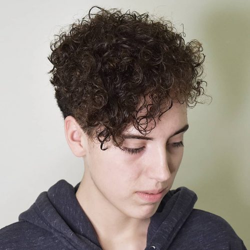 Pixie frisé avec frange