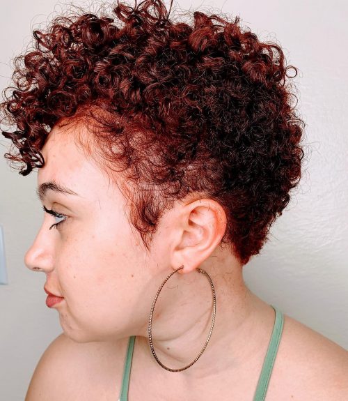 Pixie courte rouge naturellement bouclée