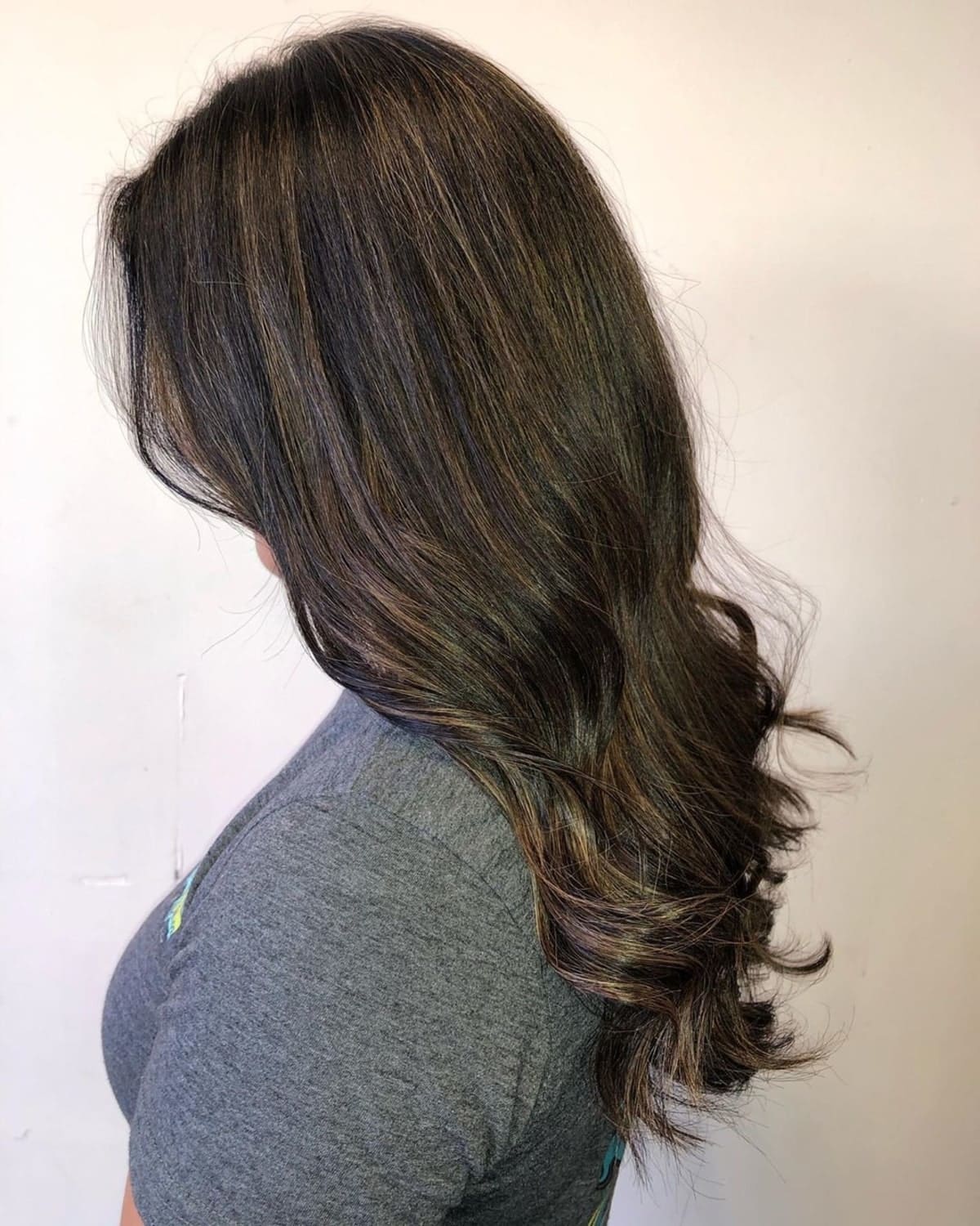 Mèches partielles sur cheveux noirs