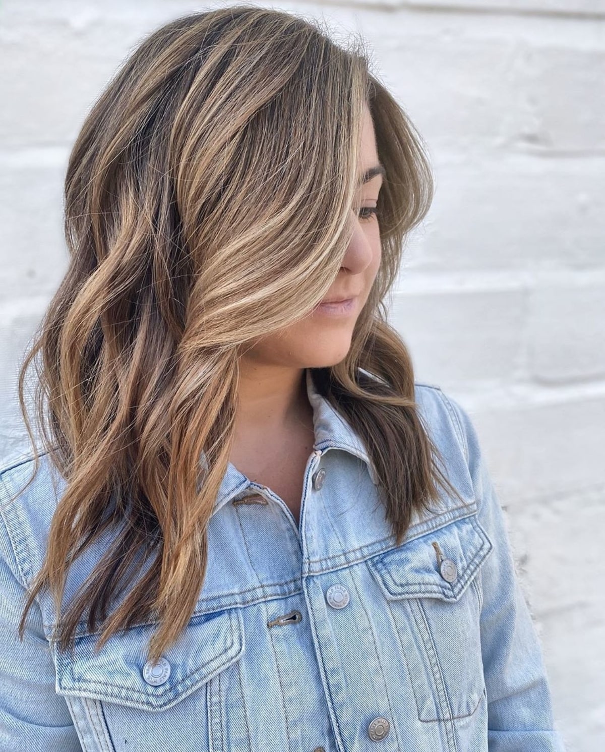 mèches blondes partielles sur cheveux bruns