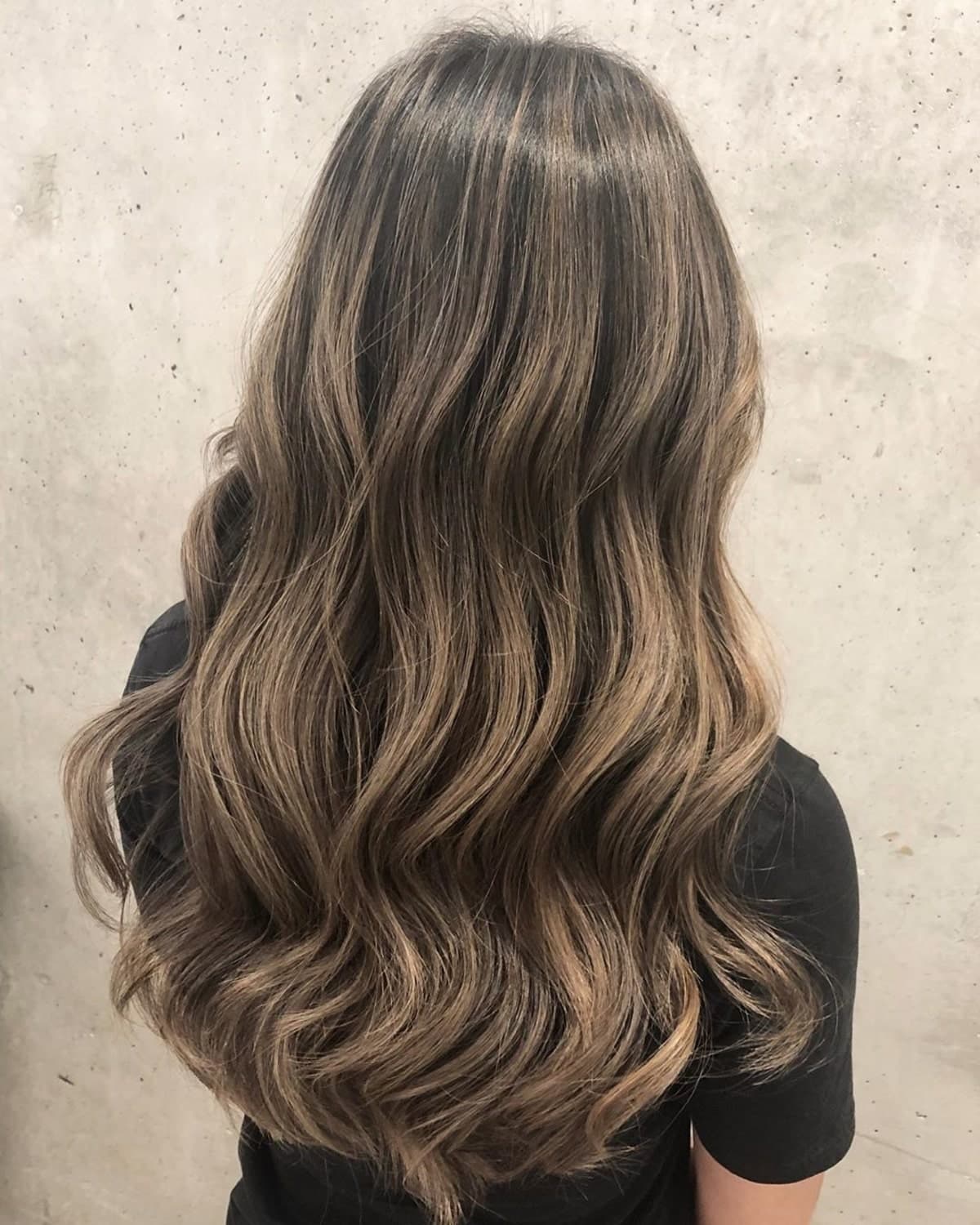mèches partielles sur cheveux bruns foncés