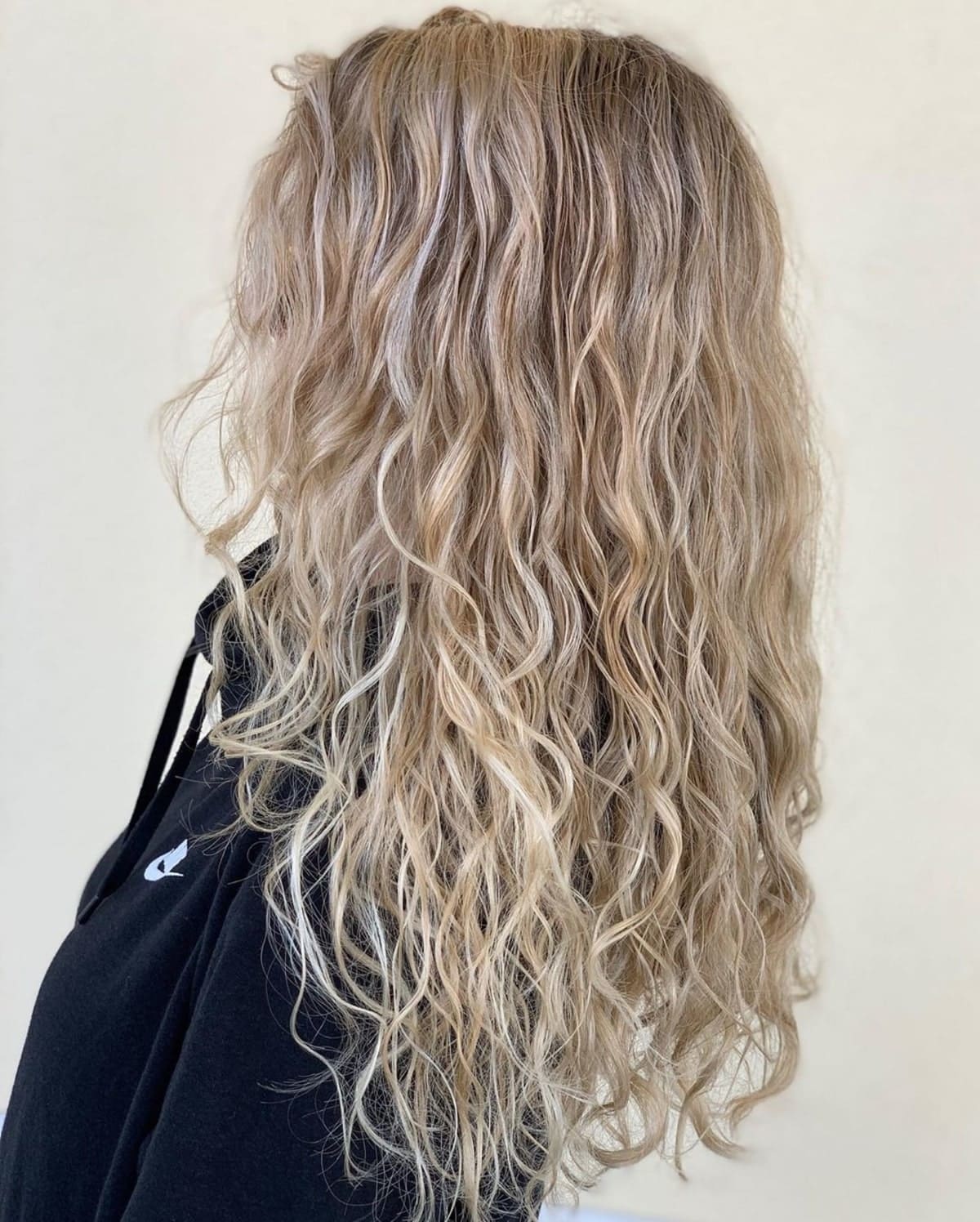 Mèches partielles sur cheveux bouclés