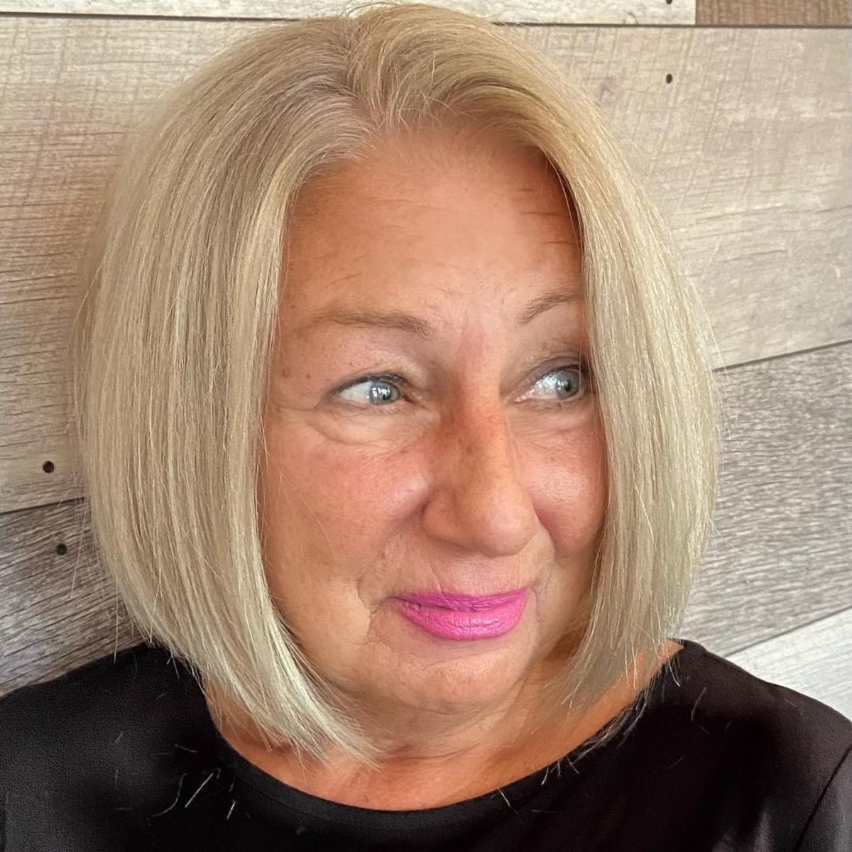 Bob pour les femmes de plus de 60 ans aux cheveux raides et au visage rond
