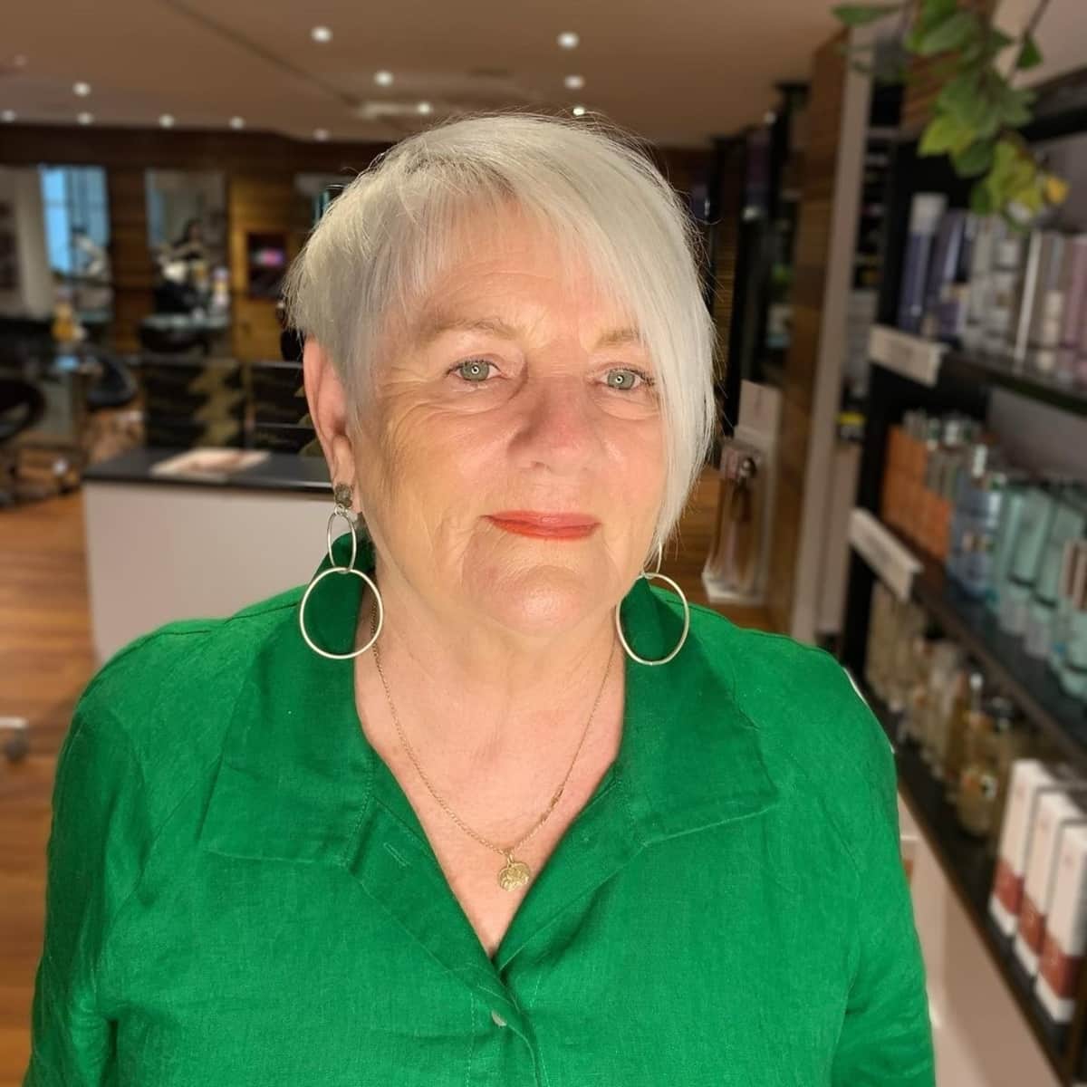 long pixie choppy avec frange pour les femmes de 60 ans aux cheveux gris