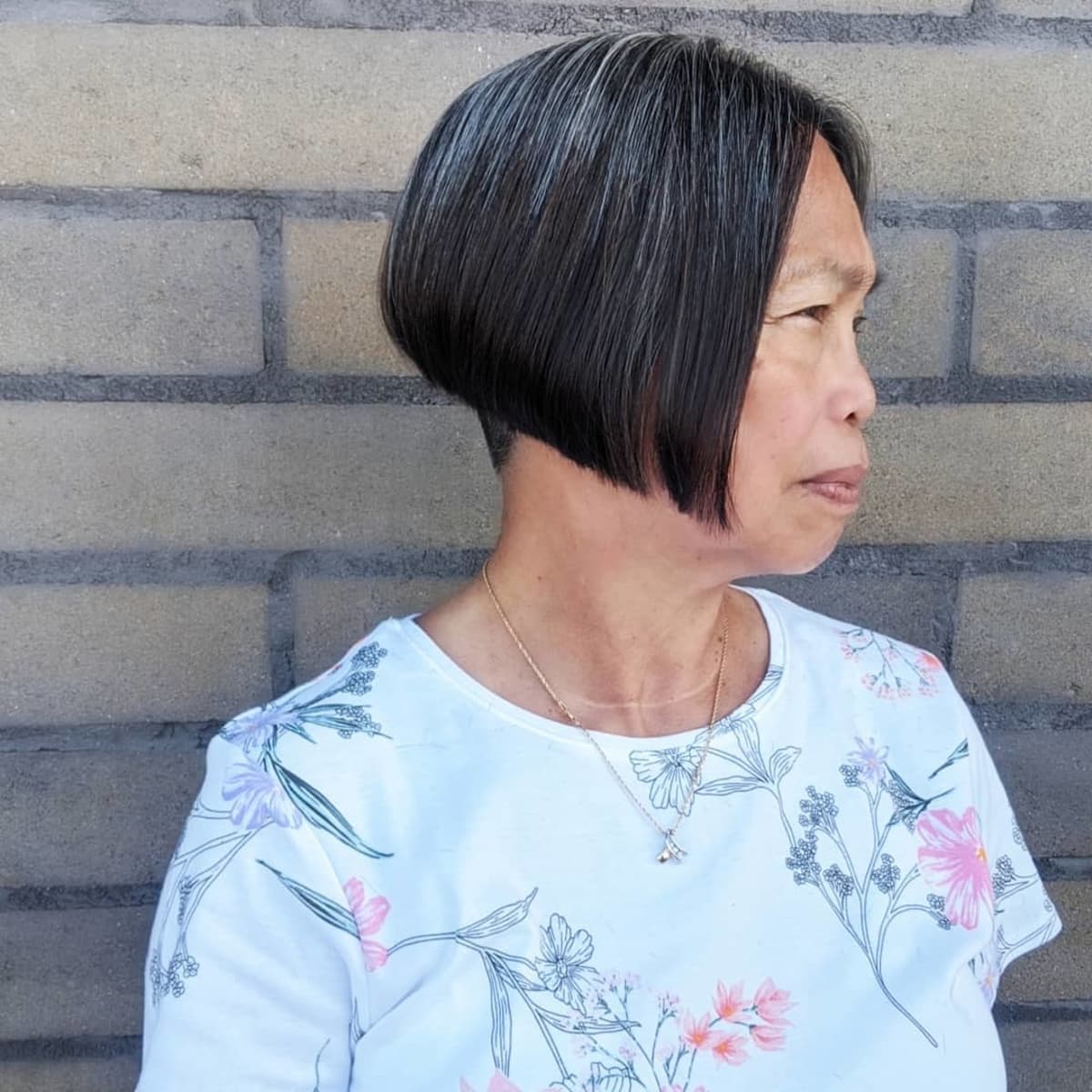 ligne a avec une sous-coupe pour les femmes de plus de 60 ans aux cheveux épais