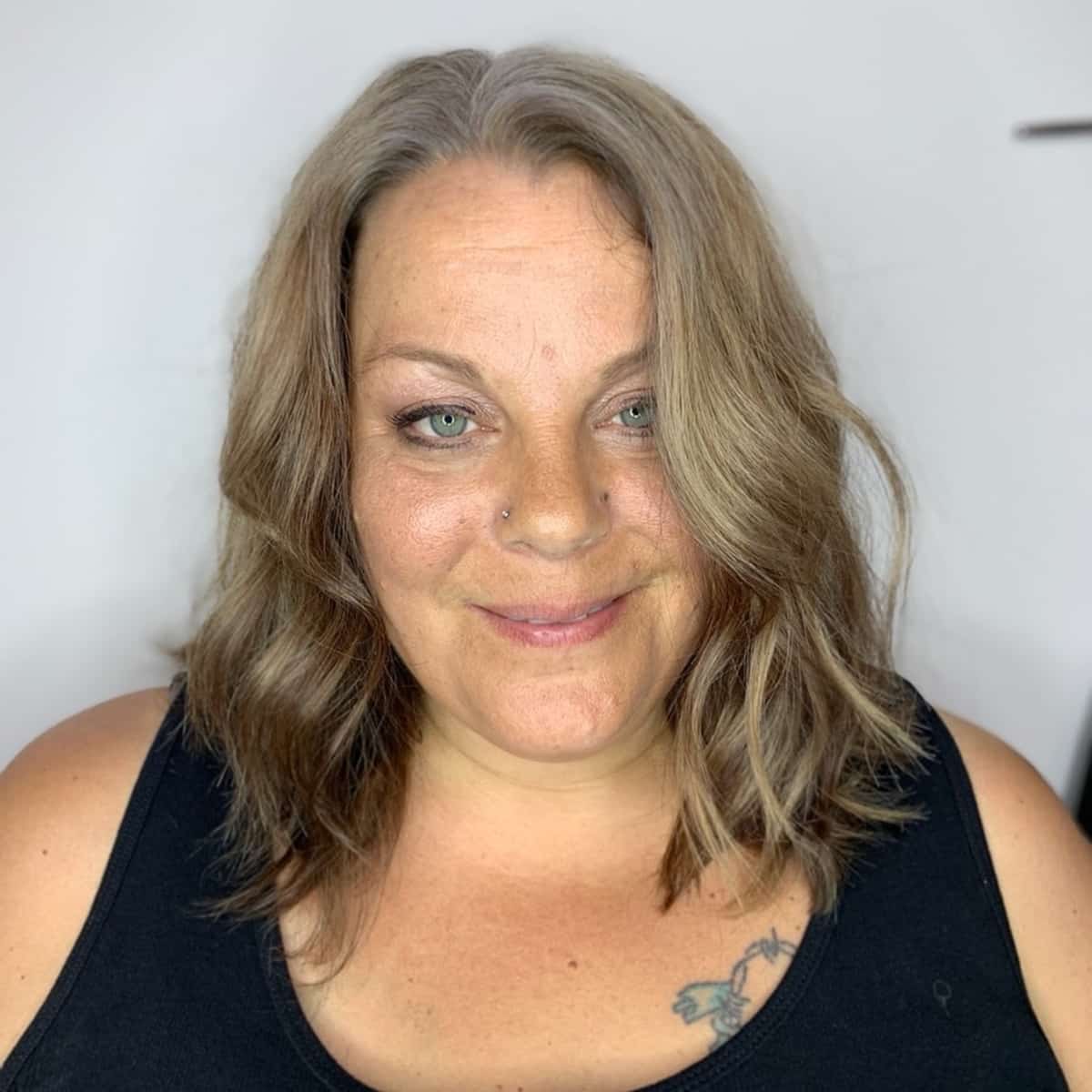 coupe longue pour femme de plus de 60 ans au visage poupin